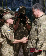 Президент наградил военнослужащих, которые задержали российских спецназовцев (фото)