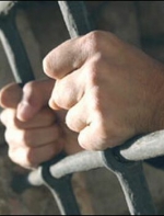 В белорусской тюрьме политзаключенный изрезал себе живот