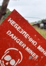 В серой зоне перед КПП под Марьинка подорвался микроавтобус. Есть погибшие (фото)