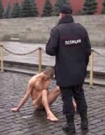 На художника, пригвоздившего себя к брусчатке в центре Москвы, открыли уголовное дело