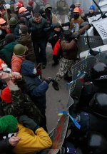 На улице Шелковичной в Киеве силовики начали применять светошумовые гранаты