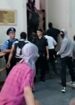Неизвестные в масках-балаклавах штурмовали здание городского совета  в Харькове (фото)