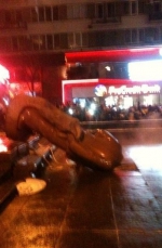 Правоохранители уже задерживают людей за снос памятника Ленину