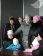 Люди на Донбассе требуют денег у боевиков (видео)