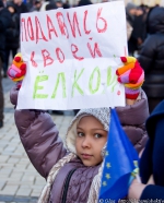 Ахметову принесли "кровавую" елку (фото)