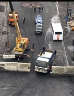 На Грушевского устанавливают железобетонную баррикаду (фото)