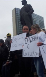 В Донецке и в Крыму проходят митинги за и против России. В Севастополе произошла драка
