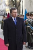 Янукович проехал мимо Евромайдана