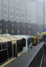 С правительственного квартала массово уезжают автобусы с силовиками