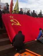 В центре Харькова сепаратисты с советской символикой требуют референдума (фото)