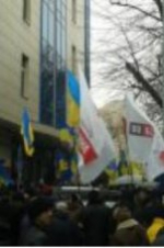 Несколько тысяч активистов Евромайдана пикетировали банк сына Януковича