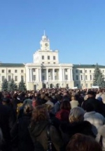 В Хмельницком митингующие баррикадируют здание ОГА