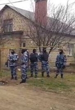 В Крыму ФСБ одновременно проводит минимум 25 обысков (видео)