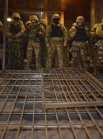 Порошенко распорядился разоружить вооруженных людей в "Укрнафте"