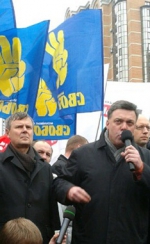 Под Центризбиркомом начался митинг оппозиции</a>