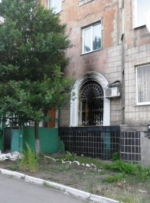 Боевики разграбили и подожгли офисы в Торезе (фото, видео)