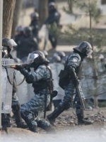 "Беркут" пошел в атаку и стреляет в толпу (фото)