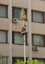 В Мариуполе горсовет освободили от террористов и разбирают баррикады (фото)