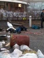 На одной из баррикад лежат еще два трупа (фото)