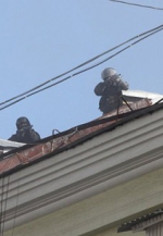 Спецназовцы стреляют в толпу с крыш (фото, видео)