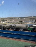 Военную технику доставляют в Крым пассажирскими паромами. Люди по 10-12 часов ждут своей очереди