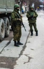 Неизвестные в военной форме задержали активисток Автомайдана и журналиста на въезде в Крым