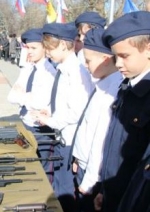 В Крыму проводят "праздничный отбор" в армию (фото)