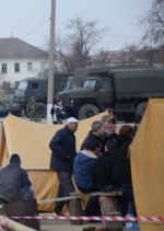 Сепаратисты развешивают российские флаги на территории части морской пехоты в Феодосии (фото)