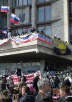 В Макеевке сепаратисты демонтировали герб Украины на горсовете (видео)