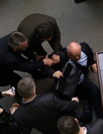 "Регионалы" собрали карточки и стали убегать из сессионного зала (фото)