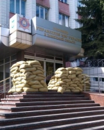 Террористы взяли в заложники милиционеров в Донецке, одного - убили