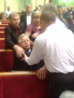 Турчинов обещает, что завтра парламент избавится от коммуняк, а пока Симоненка за шкирки выдворяют из зала (фото, видео)