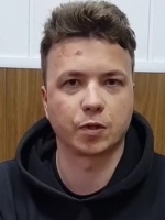 Белорусские СМИ показали задержанного в Минске журналиста Протасевича