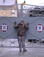 Львовяне продолжают удерживать местных силовиков (видео)