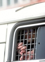 В Черкассах люди в камуфляже бьют и задерживают людей