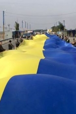 На административной границе с Крымом развернули огромный флаг Украины (фото, видео)