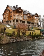 Суд арестовал ценности Януковича (ФОТО)