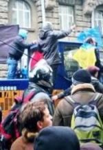 Митингующие колонной блокируют правительственный квартал