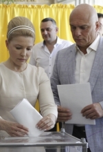 Лидер партии "Батькивщина" Юлия Тимошенко вместе с семьей проголосовала на внеочередных парламентских выборах