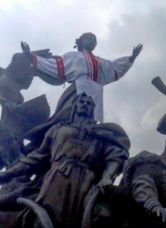 На Майдане Незалежности на Лыбидь одели вышиванку (фото)