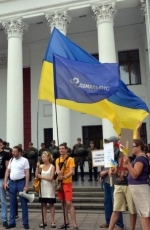 Сессия горсовета в Одессе: полицейские кордоны и слезоточивый газ против толпы (фото)