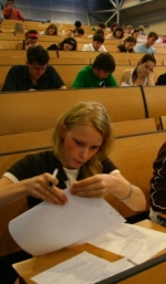 Детям Донбасса разрешили сдавать только вступительные экзамены в вузы