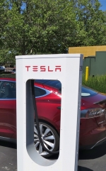 Tesla отзывает 54 тысячи авто в США для настроек автопилота