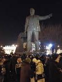 В Днепропетровске снесли памятник Петровскому (видео)