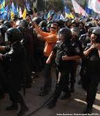 От Захарченко требуют прекратить бросать солдат- срочников против митингующих