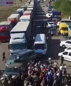 Кабмин запретил перемещение грузового транспорта на админгранице с Крымом