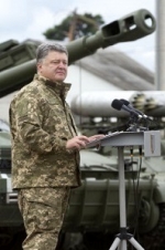 Порошенко поедет на линию фронта – поздравлять бойцов
