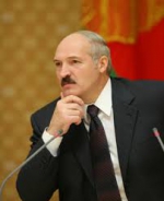 Азаров надеется повлиять на Путина через Лукашенко