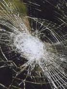 В Киеве на перекрестке улиц Выборгская и Гарматная неизвестные бьют машины