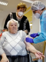 Во Франции для пожилых людей паспорт вакцинации будет недействителен без третьей дозы